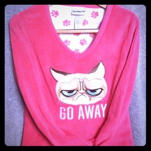 💀 Pink grumpy cat sleep shirt